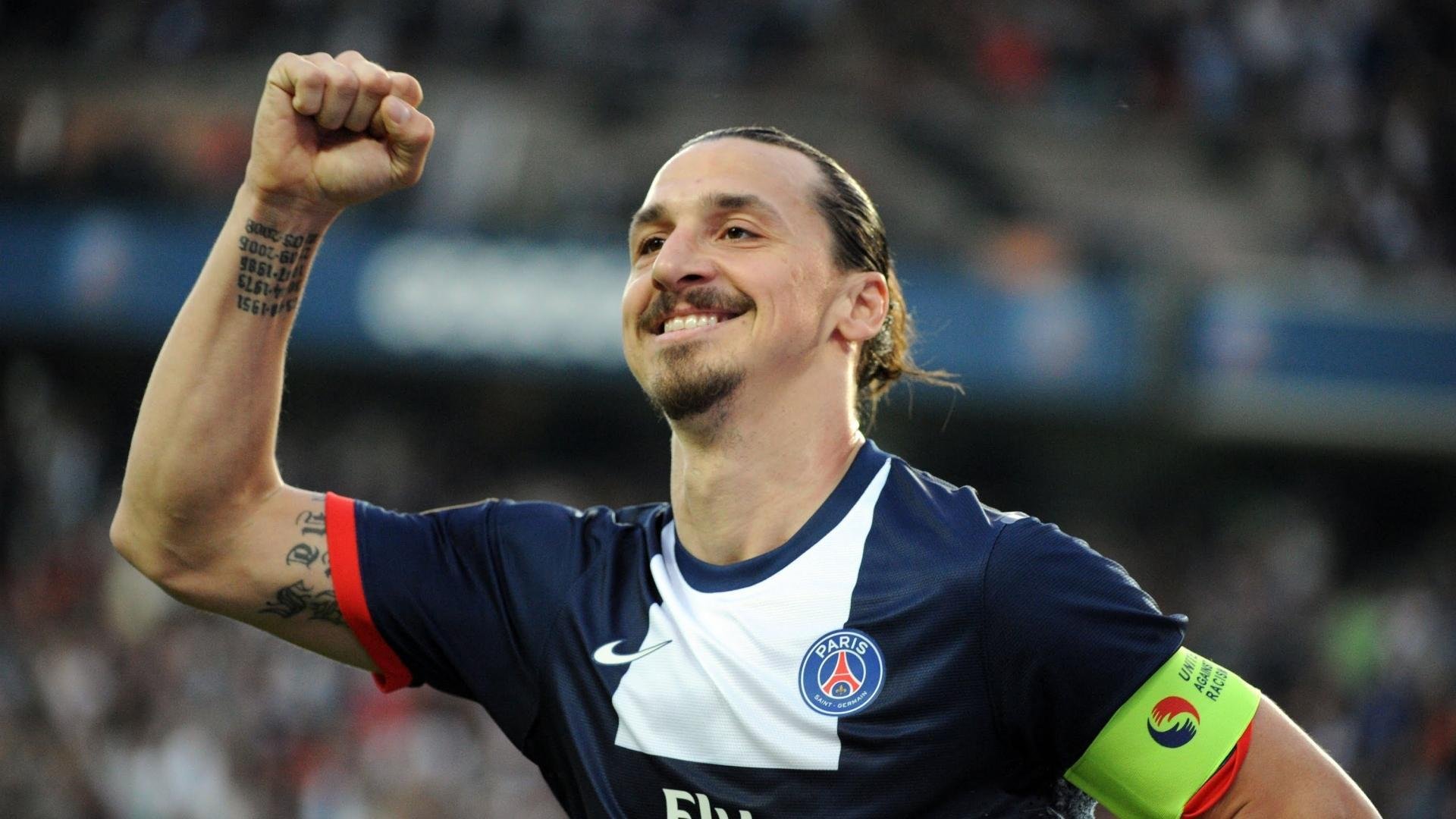 球星亲子同场亮相，家庭故事感动球迷，球星儿子踢球