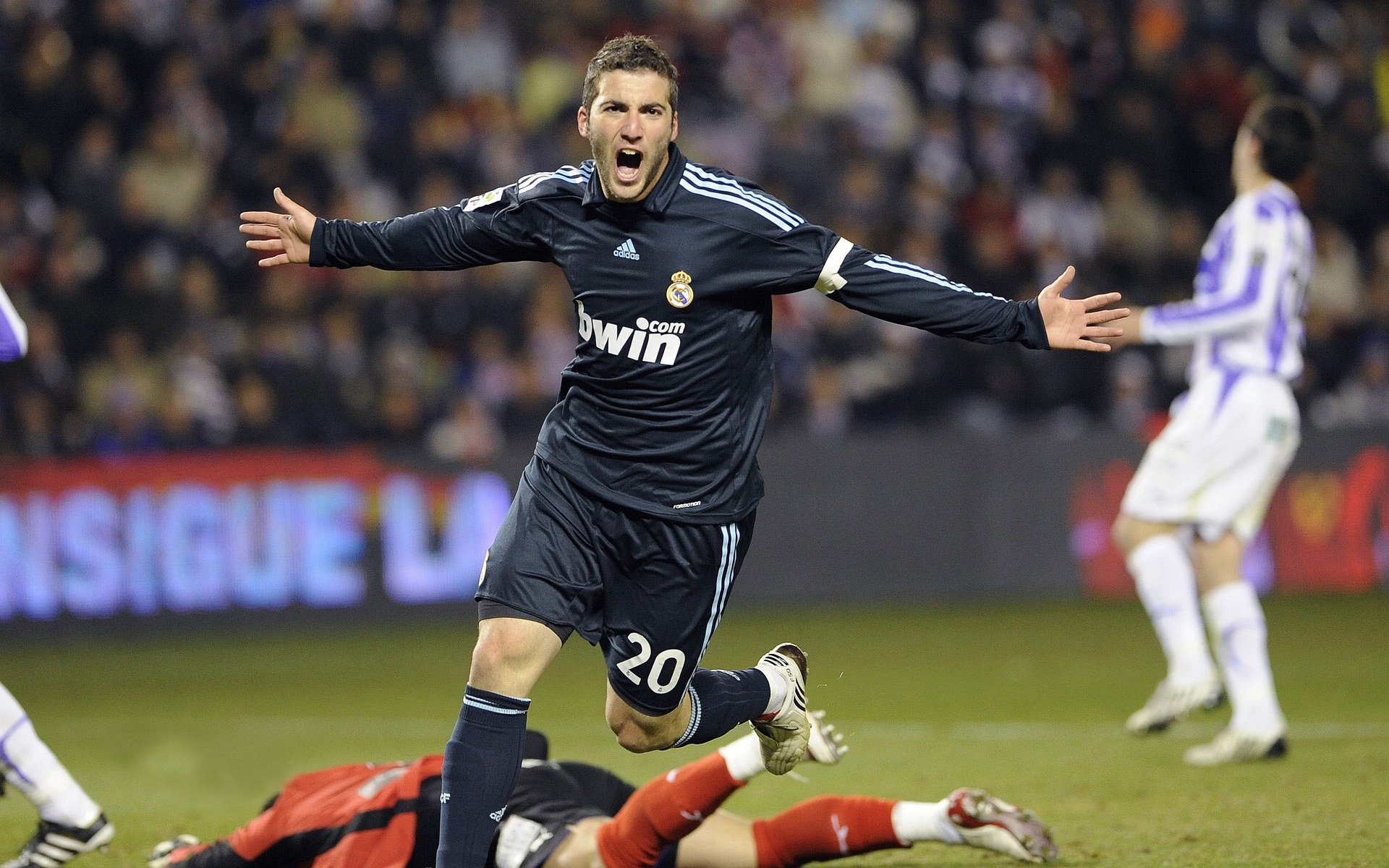 6连胜在望！孔帕尼击溃世俱杯冠军，32岁神锋大放异彩，孔帕尼转会